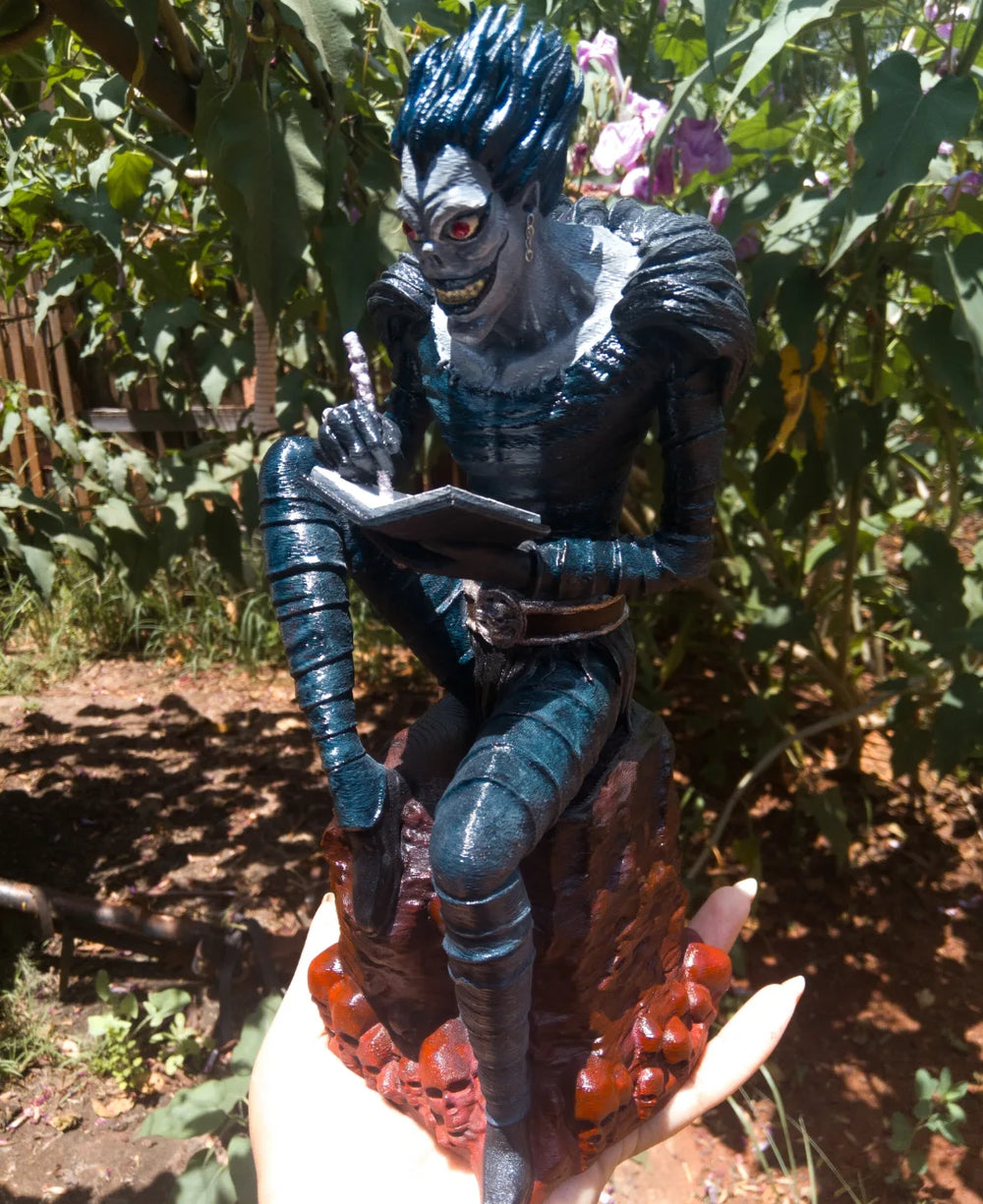 Action Figure Ryuk Death Note – Estátua Colecionável Premium com Base de Caveiras